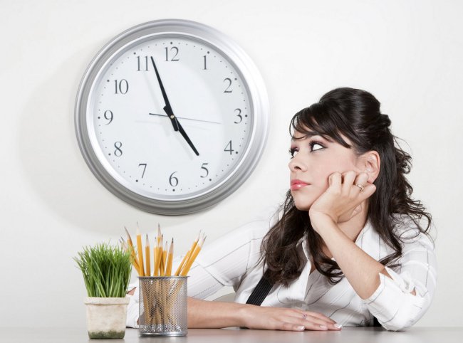 Bored woman at her desk at the end of the day